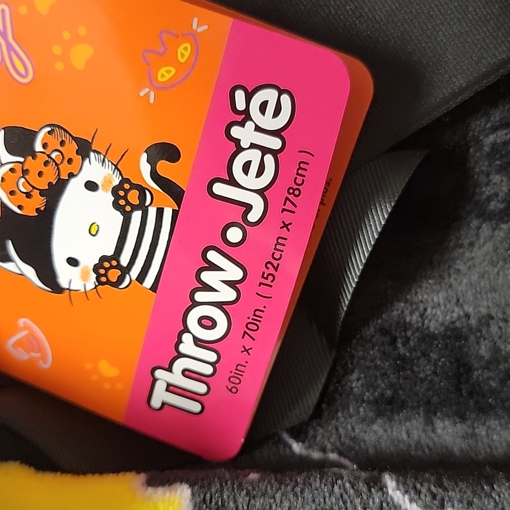 Hello Kitty Holloween Throw Vkanket - Picture 4 of 7